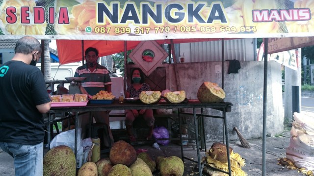 Pangadi, penjual nangka di Kota Baru, Jogja. Foto: Widi Erha Pradana. 