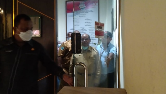 Wali Kota Sorong keluar dari Kantor Kejaksaan Negeri Sorong, usai dimintai keterangan selama 3 jam oleh penyidik, foto : Yanti/Balleo News