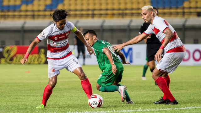 Pemain Madura United Rendika Rama (kiri) dan Jaime Xavier (kanan) berebut bola dengan pemain PSS Sleman Irfan Jaya pada pertandingan Piala Menpora di Stadion Si Jalak Harupat, Kabupaten Bandung, Jawa Barat, Selasa (23/3).  Foto: M Agung Rajasa/ANTARA FOTO