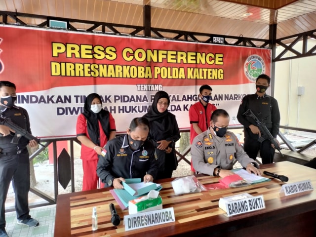 Dua tersangka(Baju tahanan warna merah) peredaran narkoba jenis sabu saat dihadirkan dalam konferensi pers di Mapolda Kalteng, Selasa (23/3).