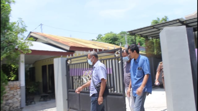 Foto: Terpidana korupsi PLTS Rote Ndao, Johanis Mesah saat diamankan Tim Tabur Kejati NTT