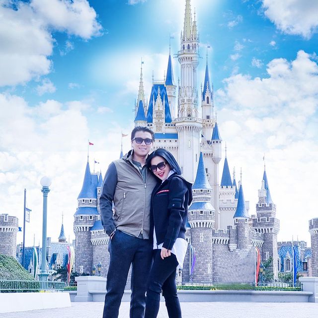 Syahrini bersama Reino Barack saat berada di Tokyo Disneyland, Jepang. (Foto: Instagram/@princessyahrini).