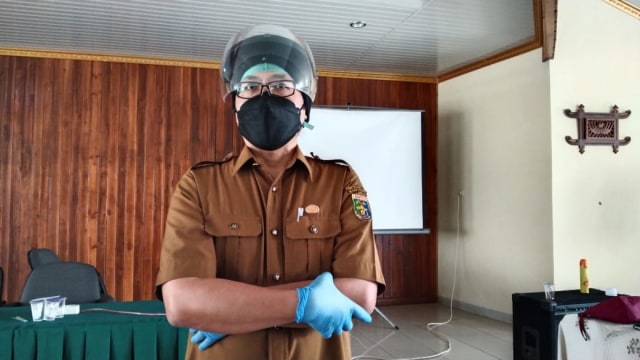 Dokter Rumah Sakit Jiwa Daerah Provinsi Lampung sekaligus Ketua Komite, dr. Tinder saat diwawancarai awak media massa di auditorium RSJD Provinsi Lampung, Kurungan Nyawa, Kecamatan Gedong Tataan, Kabupaten Pesawaran, Lampung. Selasa (23/3). | Foto : Bella Sardio/ Lampung Geh