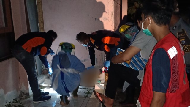 Petugas evakuasi penemuan mayat tanpa identitas di Pengasih, Kabupaten Kulonprogo, Selasa (23/3).  Foto: Dok. Istimewa