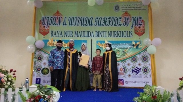 Mudhir MBS Bumiayu, Rayya dan keluarga saat penyerahan bantuan beasiswa, Selasa (23/3/2021).