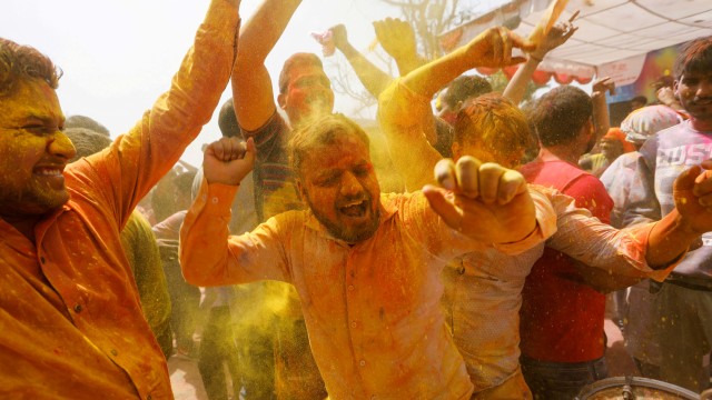 Ratusan umat Hindu merayakan festival warna atau Holi Lathmar di Barsana, India. Foto: REUTERS/Adnan Abidi