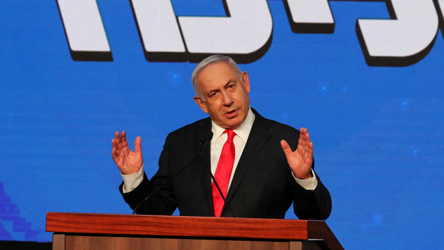 Perdana Menteri Israel Benjamin Netanyahu, memberikan keterangan terkait hasil pemilihan umum Israel di markas partai Likud di Yerusalem,Israel, Rabu (24/3). Foto: Ronen Zvulun/REUTERS