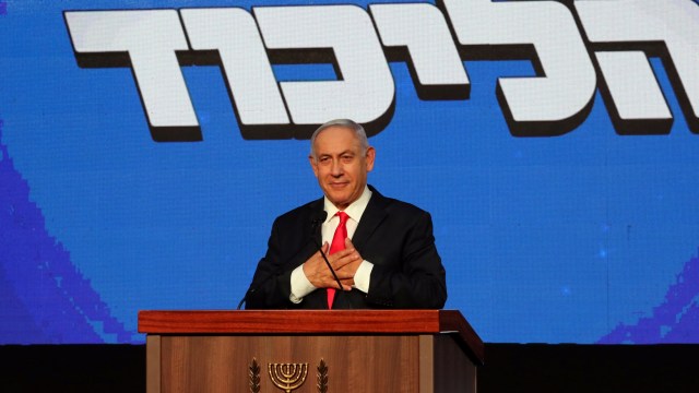 Perdana Menteri Israel Benjamin Netanyahu, memberikan keterangan terkait hasil pemilihan umum Israel di markas partai Likud di Yerusalem,Israel, Rabu (24/3). Foto: Ronen Zvulun/REUTERS