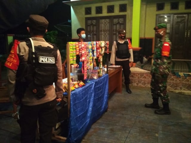   Tim gabunga operasi yustisi saat melakukan razia masker si cafe dan Angkringan. Foto: IST