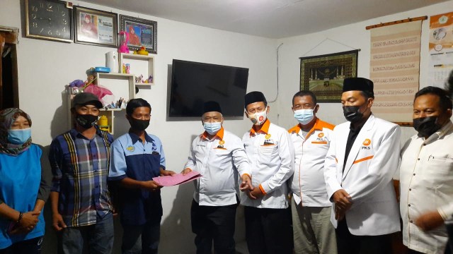 Ketua Dewan Pengurus Wilayah (DPW) PKS Jawa Timur, Irwan Setiawan beserta rombongan melakukan kegiatan kunjungan "sapa warga", Senin (22/3/2021).