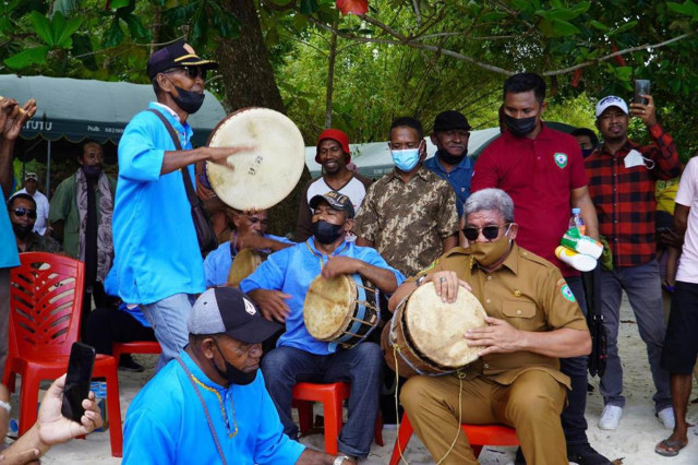 Bupati Maluku Tenggara M.Thaher Hanubun meresmikan Festival Budaya Ohoi Wab.  Foto: Dok. Pemkab Maluku Tenggara