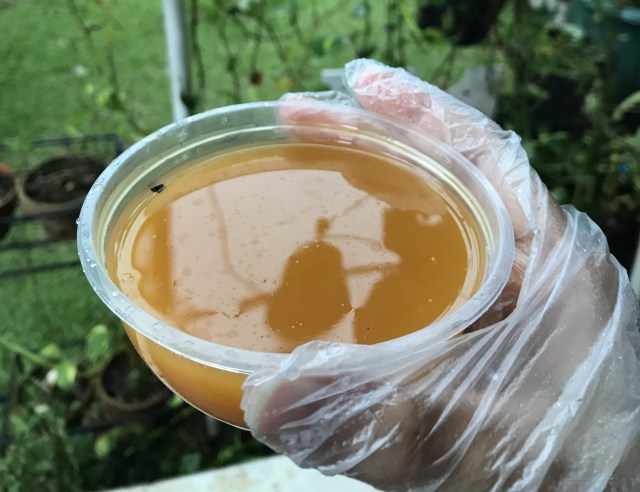 Sabun cuci tangan dari minyak jelantah dicetak dalam wadah plastik Foto: Reporter: Balqis Tsabita Azkiya/Kumparan