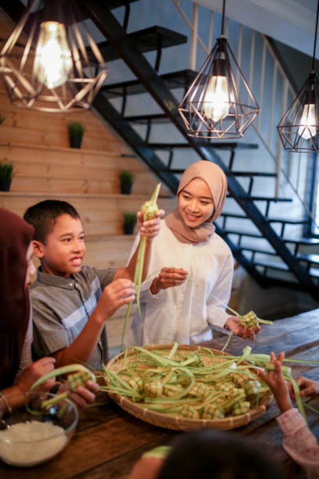 Ilustrasi mebuat ketupat. Foto: Getty Images 