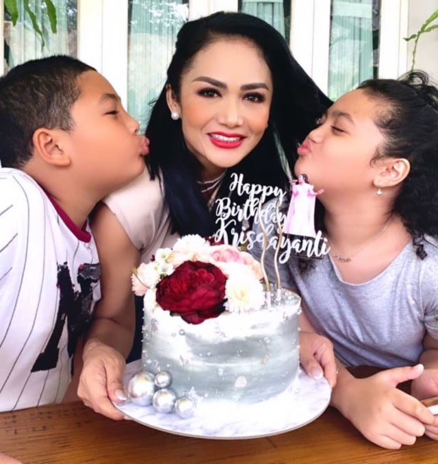 Krisdayanti merayakan ulang tahun bersama kedua anaknya. Foto: instagram/@krisdayantilemos