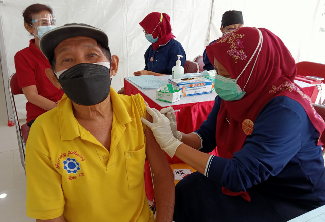 Vaksinasi lansia di Surabaya. Sebelum divaksin, hendaknya lansia memperhatikan faktor komorbid. Foto: Masruroh/Basra