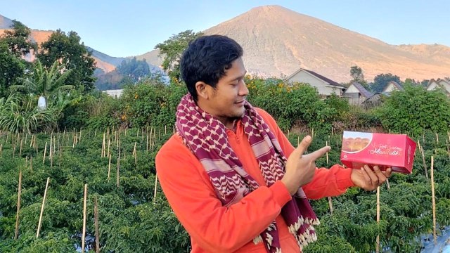 Lalu Moh Iqbal dengan Brand Roti Gembong Mandalika miliknya. (dok/pribadi).