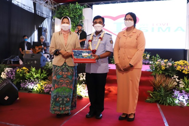 Wali Kota Batu menyerahkan cinderamata batik khas Kota Batu