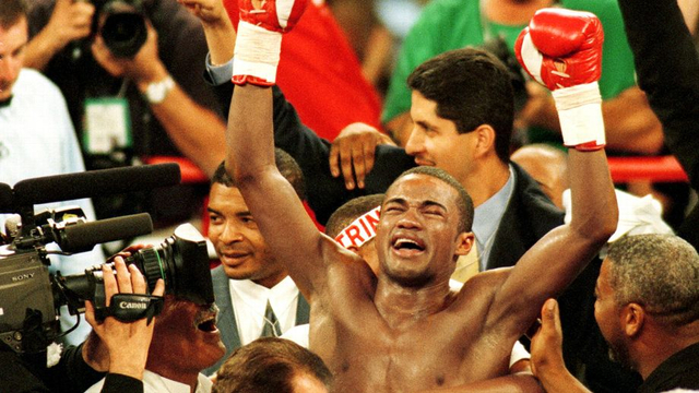 Felix Trinidad Jr berhasil menjadi juara tinju setelah kalahkan Oscar de La Hoya pada 1999. Foto: Jed Jacobsohn/Getty Images
