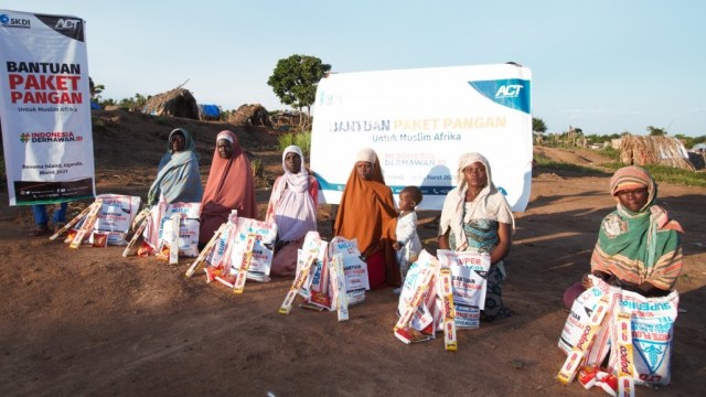 Paket pangan diharapkan bisa mendukung pemenuhan kebutuhan pangan petani prasejahtera di Desa Kiyindi, Pulau Buvuma, Uganda. Belum lama, lahan pertanian mereka pun ditimpa tanah longsor.