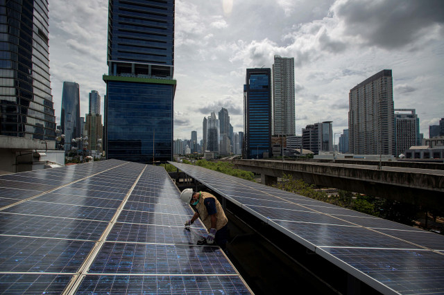 Petugas merawat panel surya yang terpasang di atap Gedung Direktorat Jenderal (Dirjen) EDSM, Jakarta, Rabu (24/3). Foto: Aditya Pradana Putra/Antara Foto