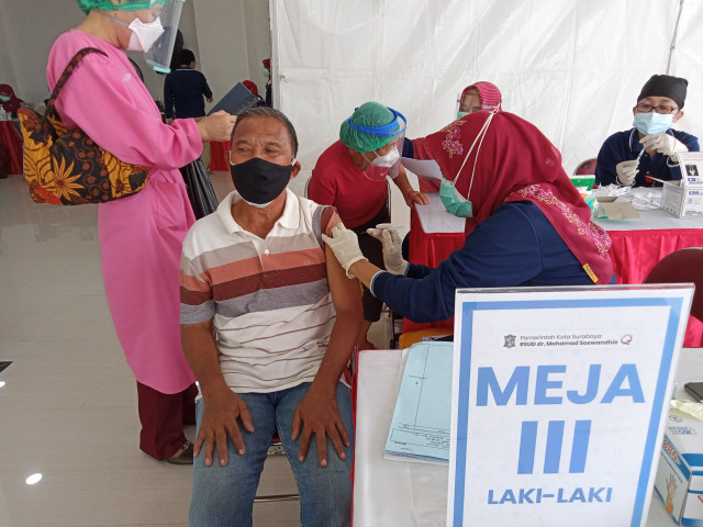 Vaksinasi lansia di Surabaya. Akun Puspadiani Suanda Santra tiga hari yang lalu memposting di Facebook perihal kedua orangtuanya yang meninggal usai divaksin COVID-19. Foto: Masruroh/Basra