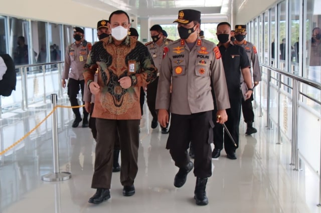 Ketua KPK Firli Bahuri disambut Kapolda Aceh Irjen Pol Wahyu Widada setiba di Bandar Udara Sultan Iskandar Muda, Rabu (24/3). Foto: Dok. Humas Polda Aceh