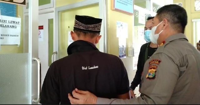 Pelaku pembunuhan Ayah Kandung bersama Kapolsek Kalirejo Kabupaten Lampung Tengah, Selasa (23/3). | Foto : Bella Sardio/ Lampung Geh