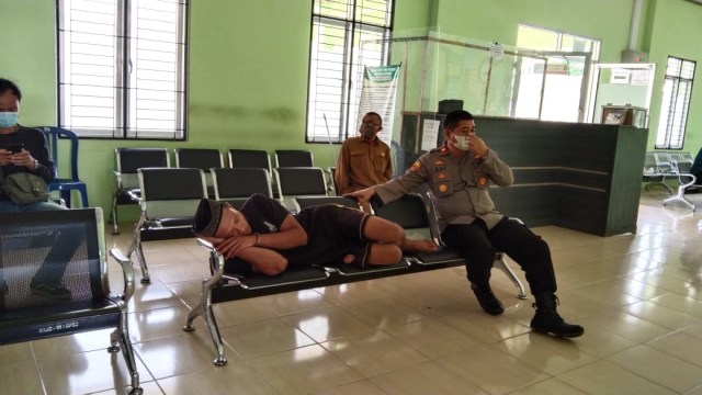 Saat akan Diperiksa di RSJ, Pelaku Pembunuh Ayah di Lampung Ajak Polisi Salat (280813)