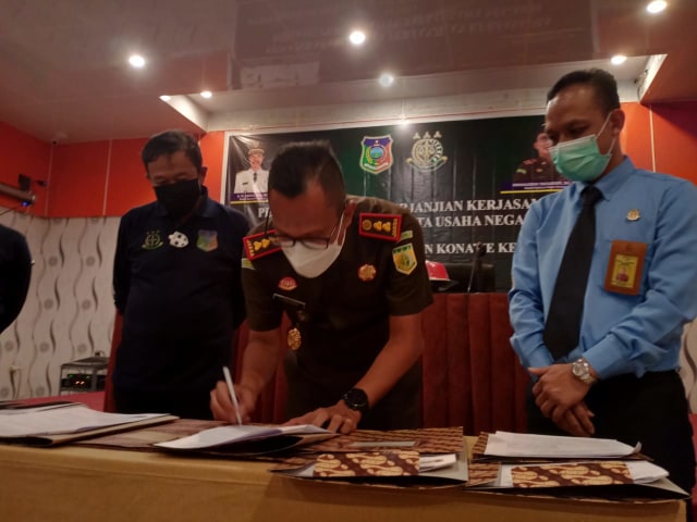 Kepala Kejari Unaaha, Irwanuddin Tadjuddin SH MH saat menandatangani MoU perjanjian kerjasama dengan 89 desa di Konkep. Foto: Kalvin/kendarinesia.