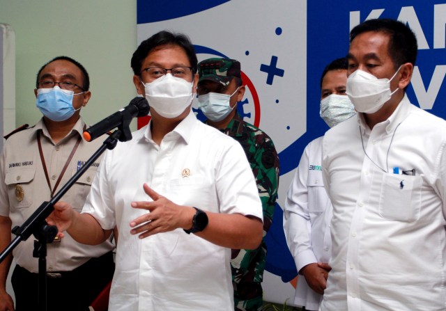 Menkes Budi Gunadi Sadikin (tengah) memberikan keterangan pers usai melakukan peninjauan pelaksanaan vaksinasi COVID-19 pekerja Bandara Soekarno Hatta. Foto: Muhammad Iqbal/Antara Foto