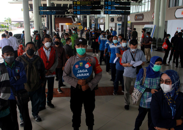 Suasana saat vaksinasi COVID-19 secara massal di Bandara Soekarno Hatta, Tangerang, Banten, Rabu (24/3). Foto: Muhammad Iqbal/Antara Foto