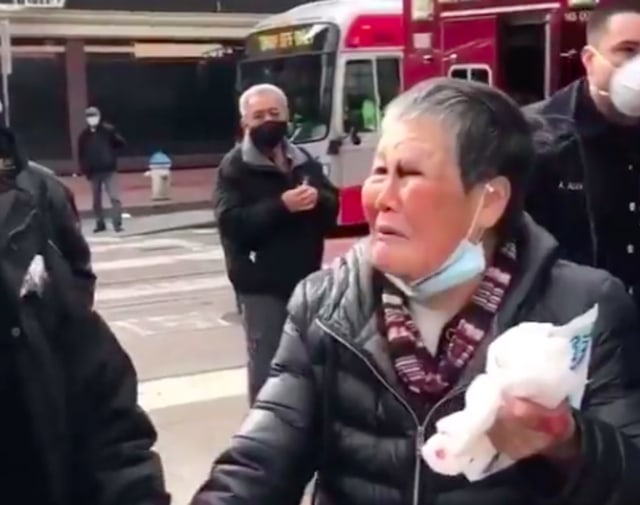 Hebat, Nenek Korban Rasisme Ini Sukses Bikin Babak Belur Penyerangnya (228440)