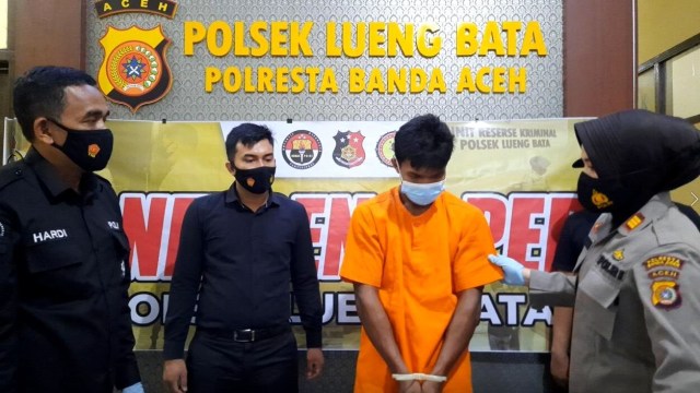 Polisi saat merilis FA, pelaku perampasan handphone milik mantan kekasihnya di Aceh. Foto: Dok. Istimewa
