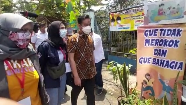 Wali Kota Solo Gibran Rakabuming mengunjungi  Kampung Bebas Asap Rokok (KBAR) di Mojosongo, Solo, Rabu (24/03/2021). 
