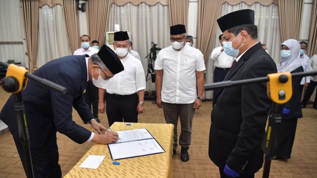 Gubernur Aceh menandatangani berita acara pelantikan penjabat tinggi di Aceh. Foto: Humas Aceh
