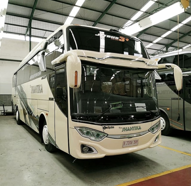 4 Bus Baru PO Shantika yang menggunakan sasis Mercedes-Benz OH 1626. Foto: dok. Adi Putro