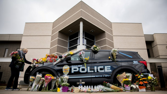 Karangan bunga untuk korban penembakan colorado, US. Foto: Alyson McClaran/REUTERS