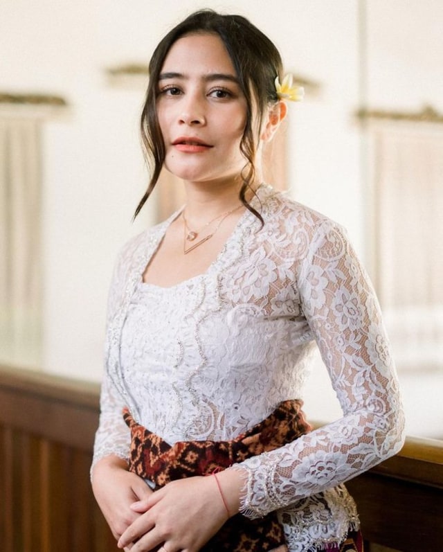 5 Potret Prilly  Latuconsina  Pakai Baju  Adat Bali Memukau 