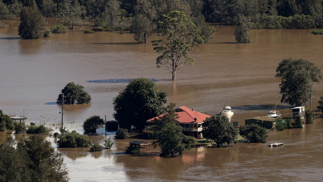 Banjir akibat peristiwa cuaca buruk dengan hujan yang berkepanjangan terlihat di Sungai Hawkesbury di barat laut Sydney di Wisemans Ferry, Australia, Kamis (25/3). Foto: Loren Elliott/REUTERS
