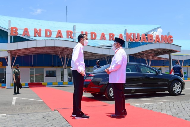 Masyarakat adat yang berada di Halmahera Utara, mendorong aspirasi mereka saat Presiden Joko Widodo tiba di Kecamatan Kao. Foto: Istimewa