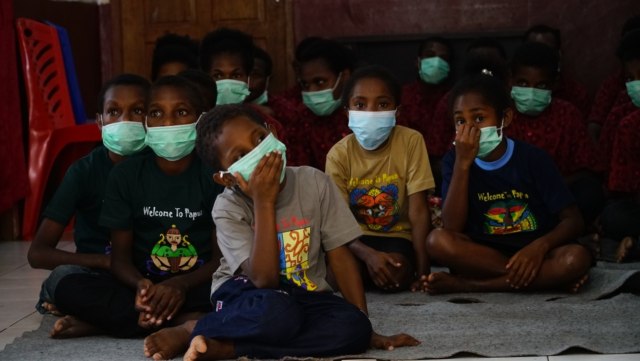 Para peserta didik di Papua di tengah kondisi pandemi dan PJJ. Foto: IndiHome