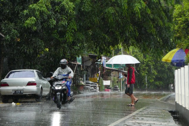 Hujan membasahi jalanan di Kota Tanjungpinang. Foto: Ismail/kepripedia.com