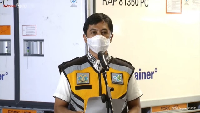 Wamenkes dr Dante Saksono Harbuwono memebrikan keterangan pers pada kedatangan vaksin corona Sinovac tahap ketujuh, di Bandara Soekarno Hatta, Tangerang, Kamis (25/3). Foto: Youtube/Sekretariat Presiden