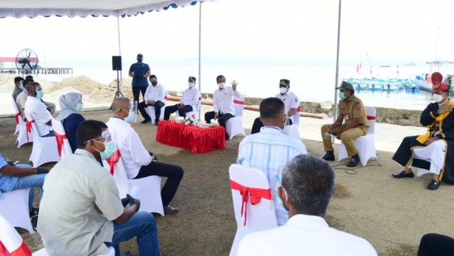 Jokowi Beri Bantuan Modal dan Alat Tangkap Ikan ke Nelayan di Maluku Tengah (28757)