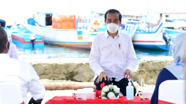 Presiden Joko Widodo berdialog dengan nelayan dan pedagang di Dermaga Huseka'a Hitu, Kabupaten Maluku Tengah, Provinsi Maluku, Kamis (25/3). Foto: Muchlis Jr/Biro Pers Sekretariat Presiden