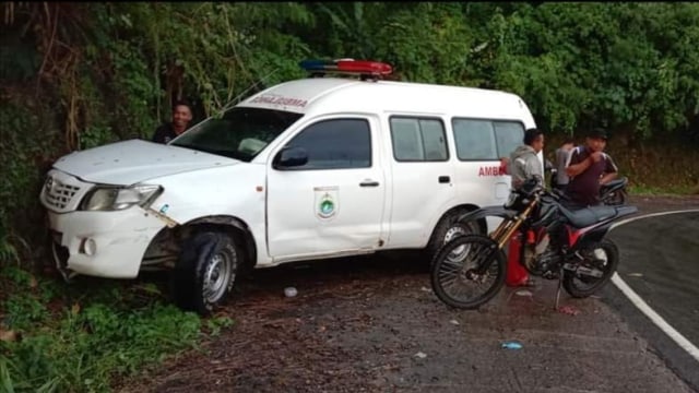 Mobil ambulans dari Puskesmas Mambi yang tengah mengantar pasien rujukan ke Mamuju mengalami kecelakaan. Foto: Dok. Istimewa