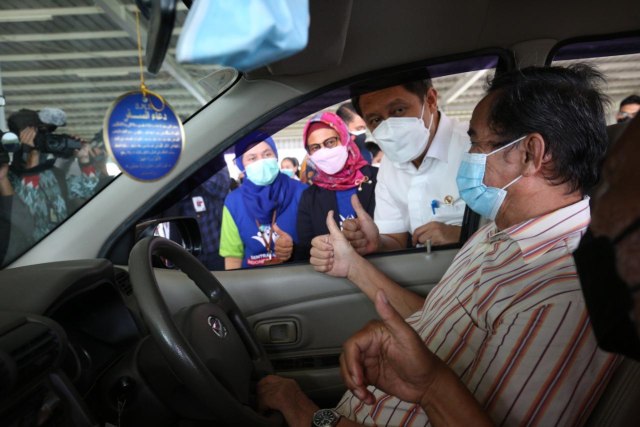 RSUI, XL Axiata, Kemenkes, dan Pemkot Depok membuka program vaksinasi COVID-19 'Indonesia Bangkit' dengan sistem drive thru untuk warga lansia Depok. Foto: Dok. XL Axiata