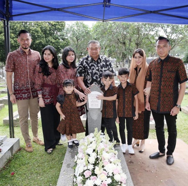 5 Momen SBY Ziarah ke Makam Ani Yudhoyono, Wajah Sendu Bikin Netizen Ikut Sedih (85635)