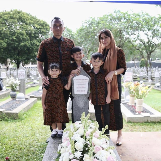 5 Momen SBY Ziarah ke Makam Ani Yudhoyono, Wajah Sendu Bikin Netizen Ikut Sedih (85636)