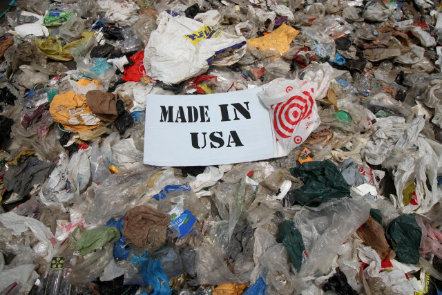 Sampah plastik asal Amerika Serikat ditumpuk di sekitar jalan menuju kantor Konsulat Jenderal Amerika Serikat di Surabaya. Foto: Moch Asim/Antara Foto